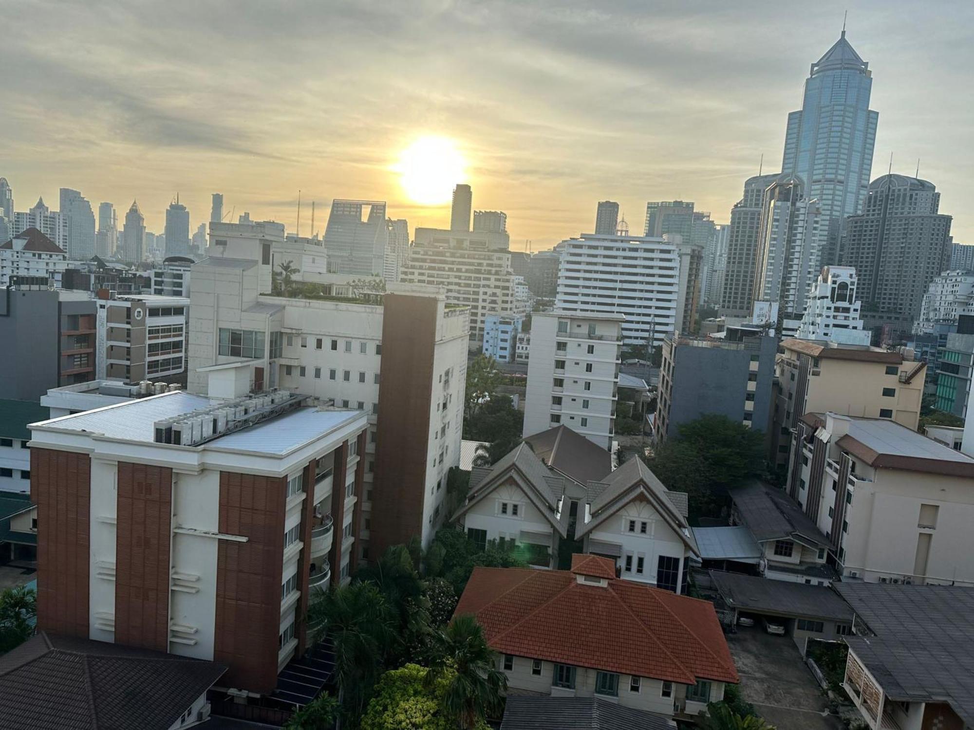 Affordable Serviced Apartments In Nana Omni Tower - Prime Sukhumvit Location Bangkok Kültér fotó