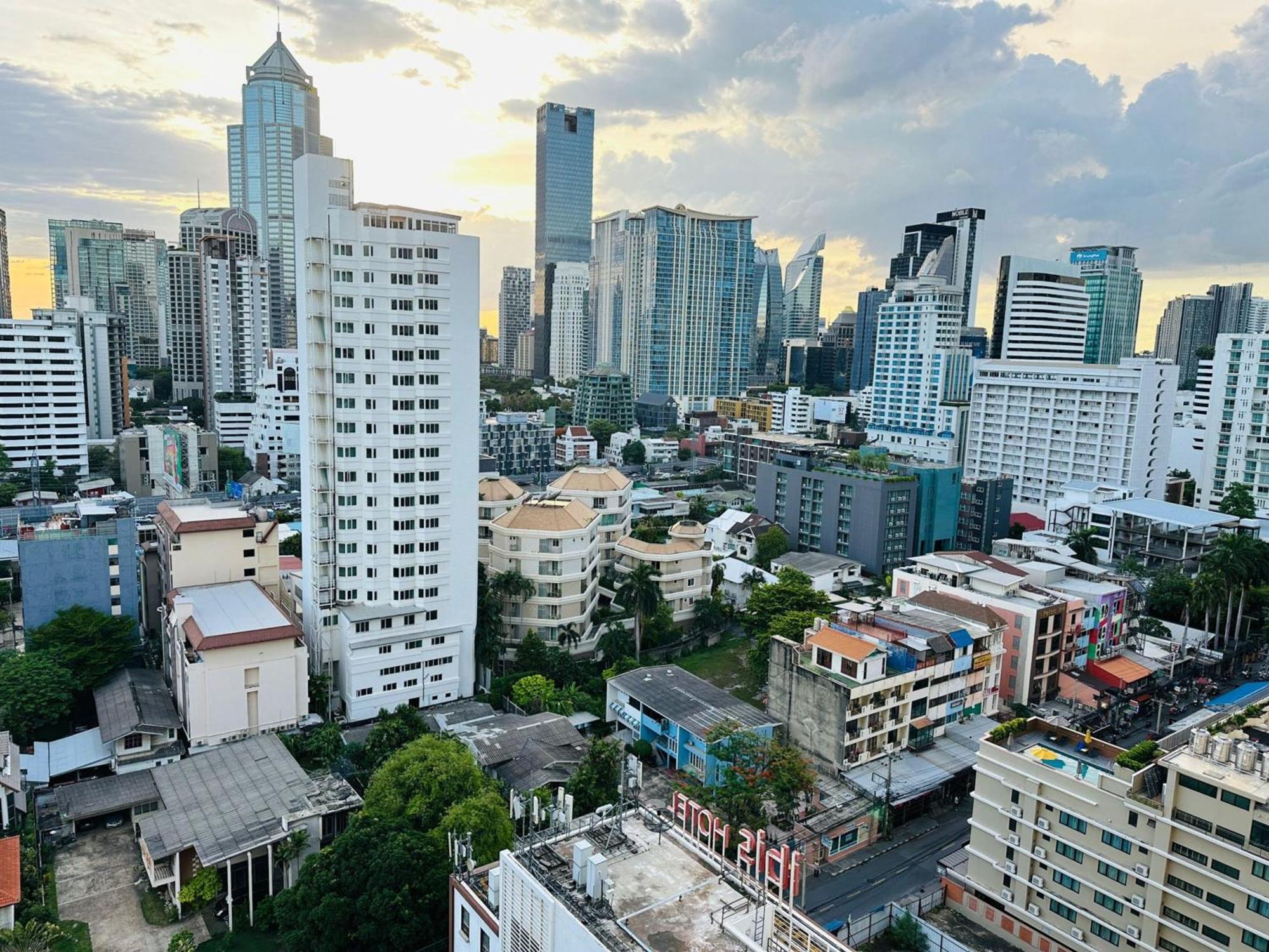 Affordable Serviced Apartments In Nana Omni Tower - Prime Sukhumvit Location Bangkok Kültér fotó