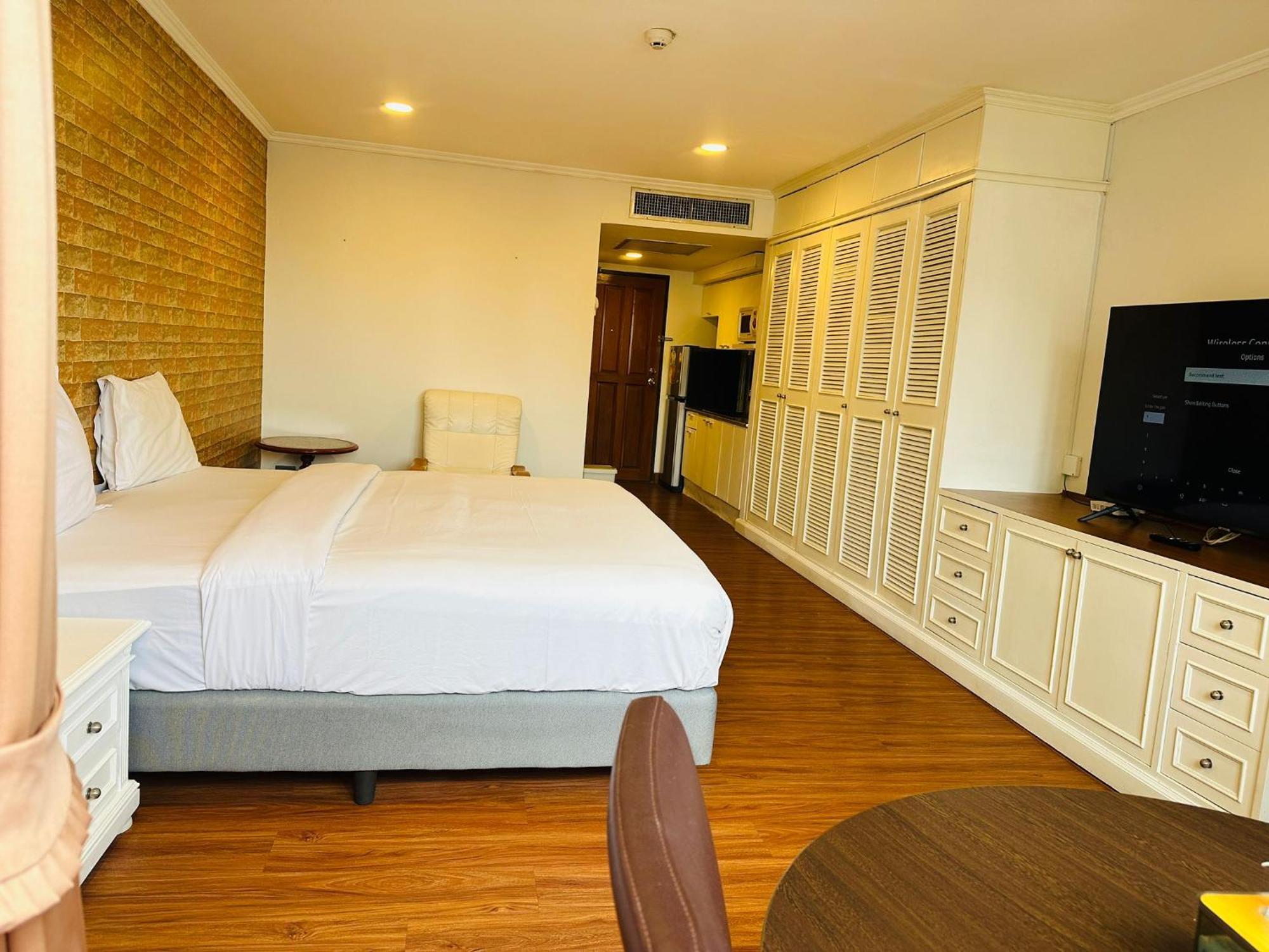 Affordable Serviced Apartments In Nana Omni Tower - Prime Sukhumvit Location Bangkok Kültér fotó